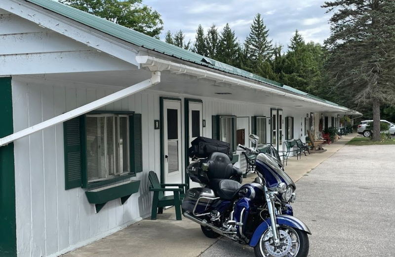 The Foothills Cafe & Motel (Foot Hills Motel) - Web Listing (newer photo)